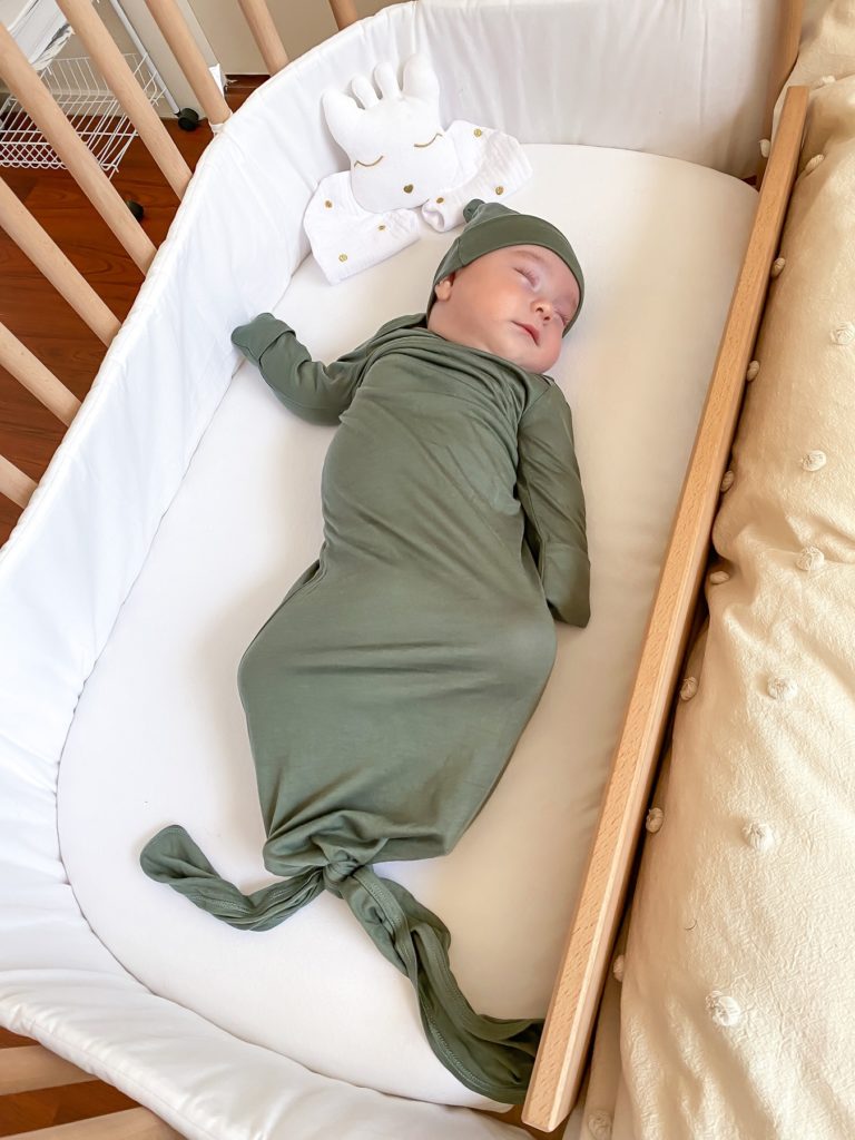 Baby sleeping in bedside bassinet | babybay bedside co sleeper