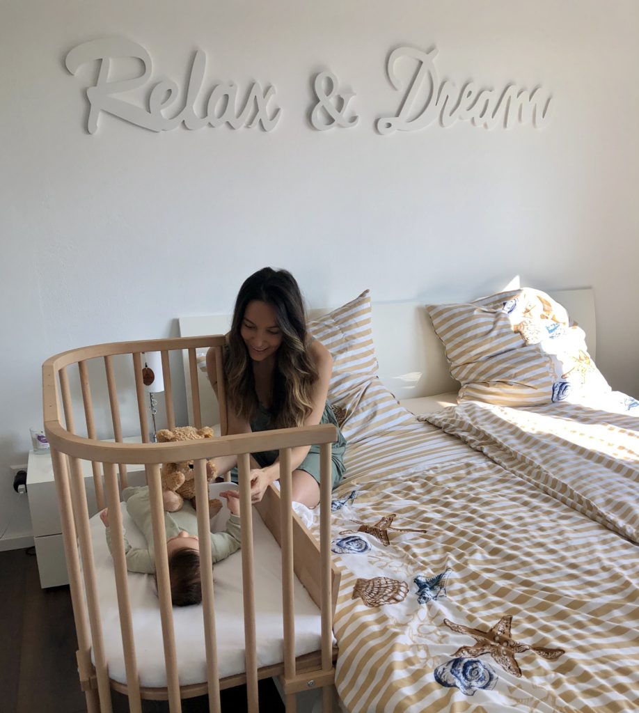 Mom with baby and bedside co sleeper | Babybad bedside bassinet