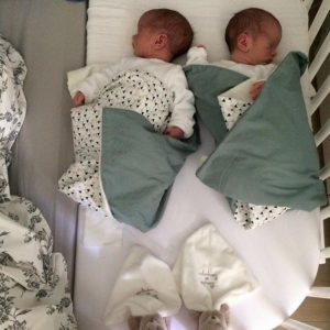 Two twins co-sleeping in a bedside co-sleeper | babybay Bedside Bassinets