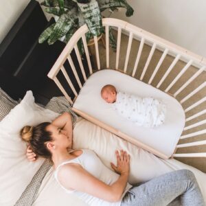 Baby and mother sleeping together after getting through pregnancy insomnia | babybay co-sleepers