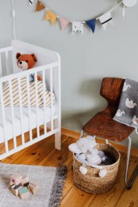 Room with baby crib, one of the many crib types | babybay bedside bassinets