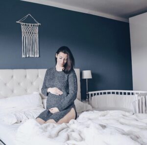 pregnant mom with cosleeper | babybay cosleepers