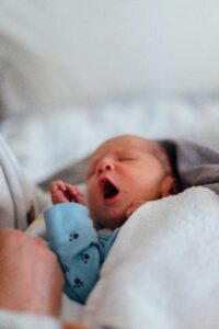 A baby yawning: one of the sleep cues in newborn | babybay cosleepers