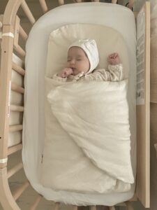 Baby sleeping after experiencing separation anxiety | babybay bedside sleepers