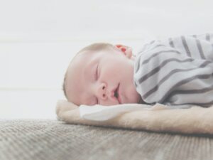 Baby sleeping peacefully after getting a bedside co-sleeper | babybay bedside sleepers